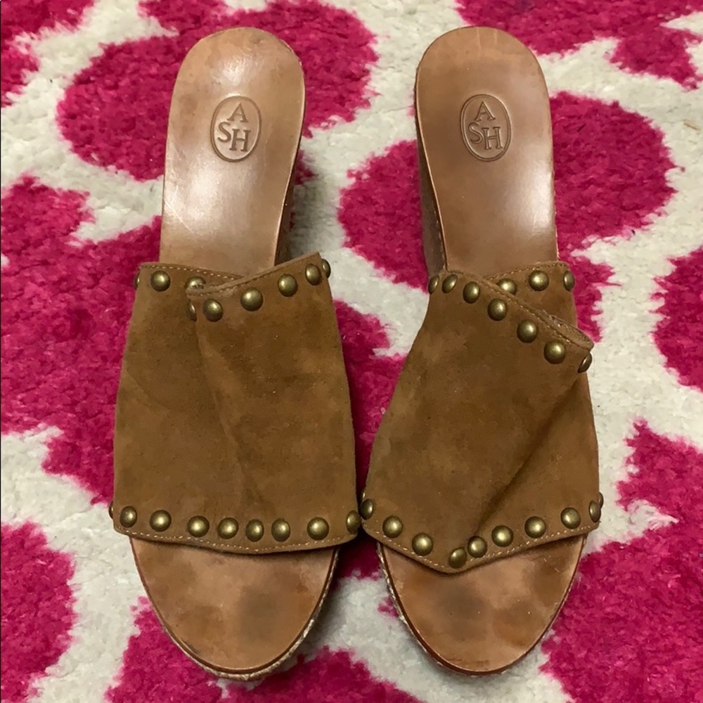 Super flattering clogs. Make your legs look long